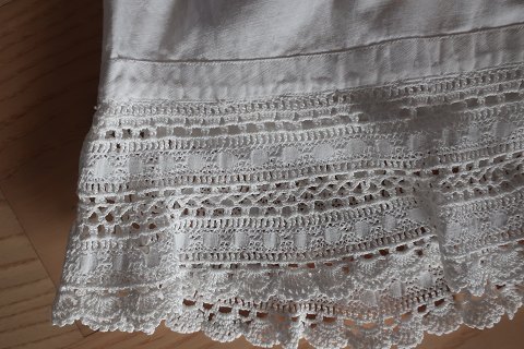 Good old pantalettes with borders made by hand
Very beautiful and special
In a good condition