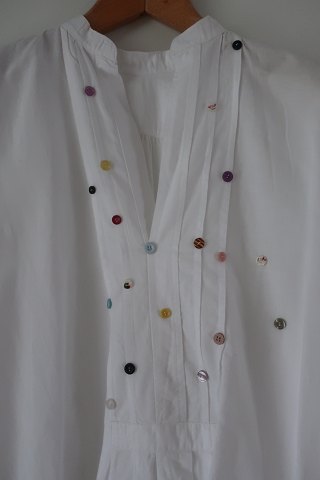 Goldli-Design:
Smuk gammel særk /kjole / tunika med lange ærmer
Up-stylet af Goldli-Design dekoration med knapper
Smuk og spændende unika beklædning
Antikt, dansk linned og olmerdug er vores speciale, og vi har altid et bredt 
udvalg af viskestykker,