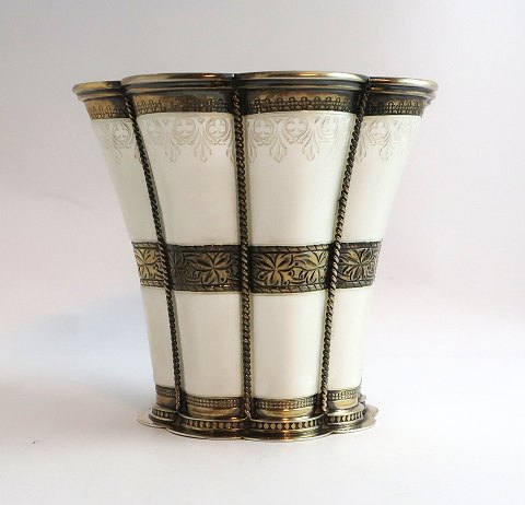 Michelsen. Sterling Margrethe Becher mit weißem Emaille. Höhe 8,5 cm. 
Hergestellt 1963 (M9)
