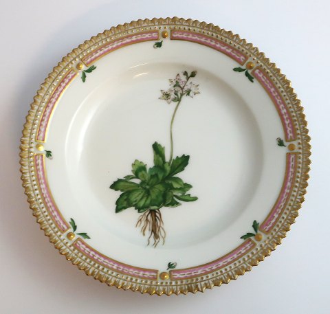 Royal Copenhagen Flora Danica. Kuchenteller. Entwurf # 3551. Durchmesser 17 cm. 
Saxifraga stellaris L