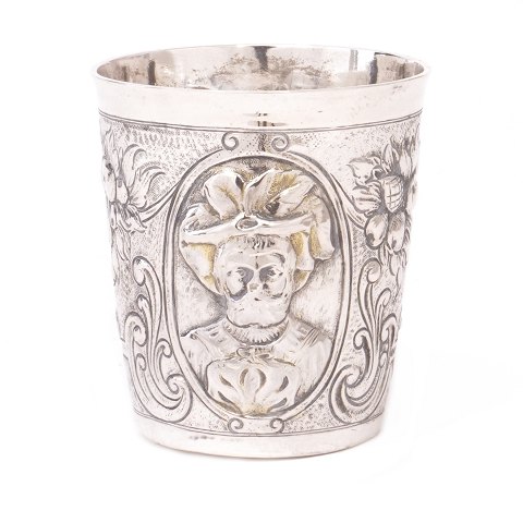 Silver cup by Hans Christian Winther, Copenhagen, 
1786-1830. H: 7,5cm