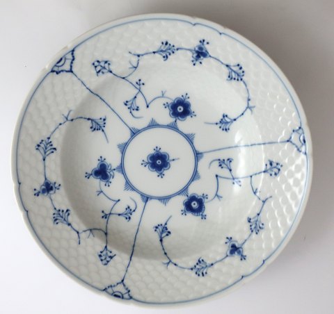 Bing & Grondahl. Blau. Tiefer Dessertteller. Modell 323. Durchmesser 21,5 cm. (1 
Wahl).