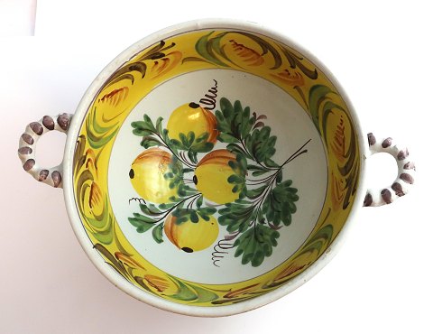 Kellinghusen. Große Fayence-Ohrschale. Durchmesser 22 cm. Höhe 11 cm. Mit sehr 
kleinen Randkerben