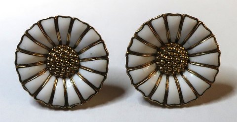 Georg Jensen. Marguerite Ohrringe aus Sterlingsilber mit weißer Emaille (925). 
Durchmesser 1,7 cm.