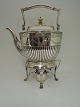Lundin Antique 
präsentiert: 
Teemaschine
Silber 
(830)bestehend 
aus ständern 
und brenner aus 
Michelsen, 
Kopenhagen