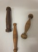 Tools for needlework, antique
We have a large choice of tools for the 
needlework etc.
L: 11cm (left) – L: 10cm (in the middle and to 
the right)
Please contact us for further information