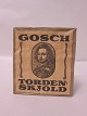 Gosch Paket mit "Tordenskjold" Streichholz/Zündholzschacteln
Das Paket ist nie geöffnet und deshalb mit originalem Inhalt und mit dem 
originalen Papier
8,5cm, 7,5cm, 5,5cm
Im gutem Stande
Wir haben eine grosse Auswahl von alten Waren