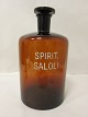 Apotheke Flasche mit Text und Pfropen
Text: "SPIRIT. SALOLI"
Wahrscheinlich aus Gråsten Apotek, Dänemark (Grafenstein Apotheke)
H.: 27,5cm inklusive des Pfropen
Bemerkung: Anschlagstelle im Pfropen