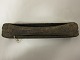 Gerät für den Friseur
Ein altes Gerät (Schleifschlinge), das der 
Friseur benützt hat wenn er den Rasiermesser 
verbesserte 
L: 20cm, B: 3cm, H: 4cm
Wir haben eine grosse Auswahl von altem 
Rasiersachsen, Friseursachen u.a.