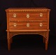 Eine Louis XVI-Kommode, Fruchtholz. Altona um 1780-1800. H: 79,5cm. Platte: 
51x84cm