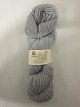 Roving er et naturprodukt af højeste kvalitet fra  
sydafrikanske angorageder blandet med den fineste 
merino fra får.
Den viste farve er: Sølvgrå, Farvenr. 4079
Prisen er pr. nøgle med 100 gram Roving