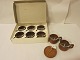 Tea cups/tea mugs made of glass with a holder made 
of teak, - this is retro 
6 stk. in the original box and 2 stk. and 6 stk. 
small "saucers" also made of teak
In a good condition