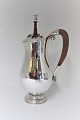 Lundin Antique 
präsentiert: 
Georg 
Jensen. 
Schokoladenkrug 
mit Rührer. 
Sterling (925). 
Modell 460B. 
Design Georg 
...