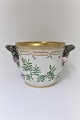 Lundin Antique 
präsentiert: 
Royal 
Copenhagen. 
Flora Danica. 
Weinkühler, 
Modell # 3570. 
125 cl. Höhe 12 
cm. ( 1 ...