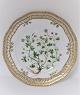 Royal Copenhagen. Flora Danica. Frokost tallerken (3554). Produceret 1894 - 
1900. Diameter 22 cm. ( 1 sortering ). Geranium pusillum L