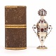 Reimer Diedrich Dethlefsen, Sonderborg, 1819-36: Reichdekroierte Riechdose aus 
Silber mit originaler Schachtel. Insgesamt 89 Glassteinen. Gestempelt. H: 14,7cm