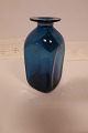 Vase aus Kastrup Glasværk, Dänemark
Aus der Capri Serie
Blaue Vase aus klarem blauem Glas
Design: Jacob E. Bang (1899-1965)
Produciert Fyns Glasværk in 1961 (produciert bis 
1973)
H: um 15cm
In gutem Zustand