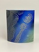 Schöne, blaue Tue Poulsen Vase von 2012, abstrakte Figuren in Blau und Grün