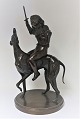 Lundin Antique 
präsentiert: 
Bronzefigur.
 Junge sitzt 
auf Windhund. 
Höhe 45 cm.