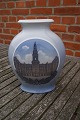 Royal Copenhagen dänisch Porzellan,  große ovale 
Vase mit Motiv von Christiansborg in Kopenhagen