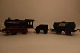 Pioner Ekspressen Vintage model el-Zug
Lokomotive, Tender, 3 Wagen (von denen 1 Castrol Lubrigation Service) und 
Schienen 9 bogenförmig + 4 gerade (mit Rost)
OBS: Mit Broschüre
Von Knud Petersen Kbhvn S