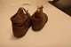 Schuhe für die Kindern
Alte aus Leder gemacht, Grösse 20
Besohlt, wie man es damals gemacht hat
Zustand als nach Alters