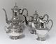 Lundin Antique präsentiert: Kaffee-Tee-Service aus deutschem Silber. Sterling (925). Bestehend aus Kaffeekanne, ...