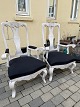 Pair of Swedish chairs from the beginning of the 
20th century in baroque / rococo style. White 
painted wood and chair seats upholstered in black 
fabric