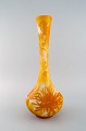 L'Art 
præsenterer: 
Antik og 
sjælden Emile 
Gallé vase i 
hvidt kunstglas 
med gult/orange 
overfang 
udskåret i form 
...