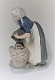 Lundin Antique präsentiert: Königliches Kopenhagen. Porzellanfigur. Kartoffelsammler. Modell 1529. Höhe 26 cm. ...