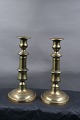 Pair of English brass candlesticks 21.5cm on round stand from the 19th century.