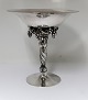 Lundin Antique 
präsentiert: 
Georg 
Jensen. 
Sterling (925). 
Weintraubenschale.
 Modell 263. 
Höhe 19 cm. ...