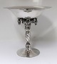 Georg Jensen. Sterling (925). Weintraubenschale. Modell 263. Höhe 18,7 cm. 
Durchmesser 18 cm. Produziert 1915-1930