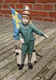 Antikkram präsentiert: Royal Copenhagen Figur Pontus oder Junge mit schwedischer Flagge. Limitierte Auflagen ...