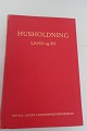 Husholdning Land og By
Det Kgl. Danske Landhusholdningsselskab
Frederiksberg Bogtrykkeri
Hardback
1961 - 8. udgave
Sideantal: 527
In gutem Stande