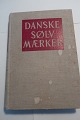 Danske sølvmærker
Danske sølv og guldmærker før 1870
Af Chr. A. Bøje
Illustreret folkeudgave redigeret af Bo Bramsen
Politikens forlag
1954
Ca 300 gengivelser af ældre danske sølvgenstande
Siddeantal 438
Benütz aber in gutem Stande