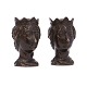 Aabenraa 
Antikvitetshandel 
präsentiert: 
Ein Paar 
Janusköpfe aus 
Bronze. 18. 
Jahrhundert. H: 
14cm