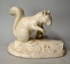 Pegasus – Kunst 
- Antik - 
Design 
præsenterer: 
Dansk 
keramiker 
(20.årh.): 
Fajancefigur af 
egern med unge.