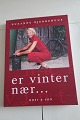 Er vinter nær...
En hudløs ærlig bog om at være kræftpatient og om at være fanget i sin egen 
forpinte krop efter treogtredive strålebehandlinger
Af Suzanne Bjerrehus
Forlag Høst og Søn
2002
Sideantal 174
