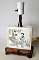 Pegasus – Kunst 
- Antik - 
Design 
präsentiert: 
Chinesisches 
Porzellankissen, 
umgebaut zur 
Lampe, 20. 
Jahrhundert.