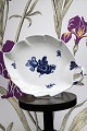 K&Co. presents: 
Royal 
Copenhagen Blue 
Flower braided 
leaf-shaped 
cake 
plate.10/8003. 
with stamp from 
the year ...