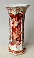 Achteckige 
Imari-Vase aus 
Porzellan, 19. 
Jahrhundert. 
Japan.