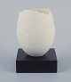 L'Art presents: 
Brigitte 
Linde, Swedish 
ceramicist.
Unique egg of 
white 
porcelain. On 
black wooden 
base.