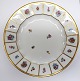 Lundin Antique 
präsentiert: 
Königliches 
Kopenhagen. 
Henriette. 
Menüeteller. 
Modell 
444-8549. 
Durchmesser 25 
cm. ...