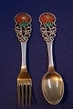 Antikkram 
präsentiert: 
Michelsen 
Set 
Weihnachtslöffel 
und Gabel 1925 
aus dänisch 
vergoldet 
Silber.