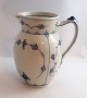 Lundin Antique 
präsentiert: 
Königliches 
Kopenhagen. 
Musselmalet, 
Gerippt. 
Wasserkrug. 
Modell 161. 
Höhe 18 cm. ...