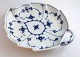 Lundin Antique 
präsentiert: 
Königliches 
Kopenhagen. 
Musselmalet, 
Gerippt. 
Beilagen. 
Modell 145. 
Länge 26,5 cm. 
...