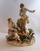 Lundin Antique 
präsentiert: 
Meissen. 
Fischerinnen 
mit Kindern. 
Höhe 31 cm. 
Breite 25 cm. 
(2 Wahl). Die 
Figur ...