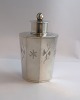 Lundin Antique 
präsentiert: 
J. 
Tostrup, 
Norwegen. 
Sterling-
Teedose (925). 
Höhe 12 cm.