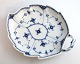 Lundin Antique 
präsentiert: 
Königliches 
Kopenhagen. 
Musselmalet 
Halbspitze. 
Beilagen. 
Modell 549. 
Länge 26,5 ...